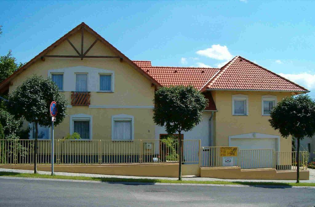 Madach Apartman เฮวิซ ภายนอก รูปภาพ